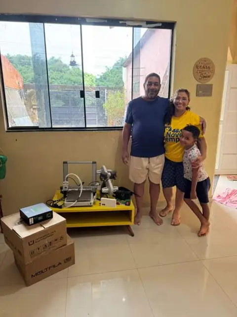 Carlos, ganhador da rapidinha, com a família e os prêmios entregues